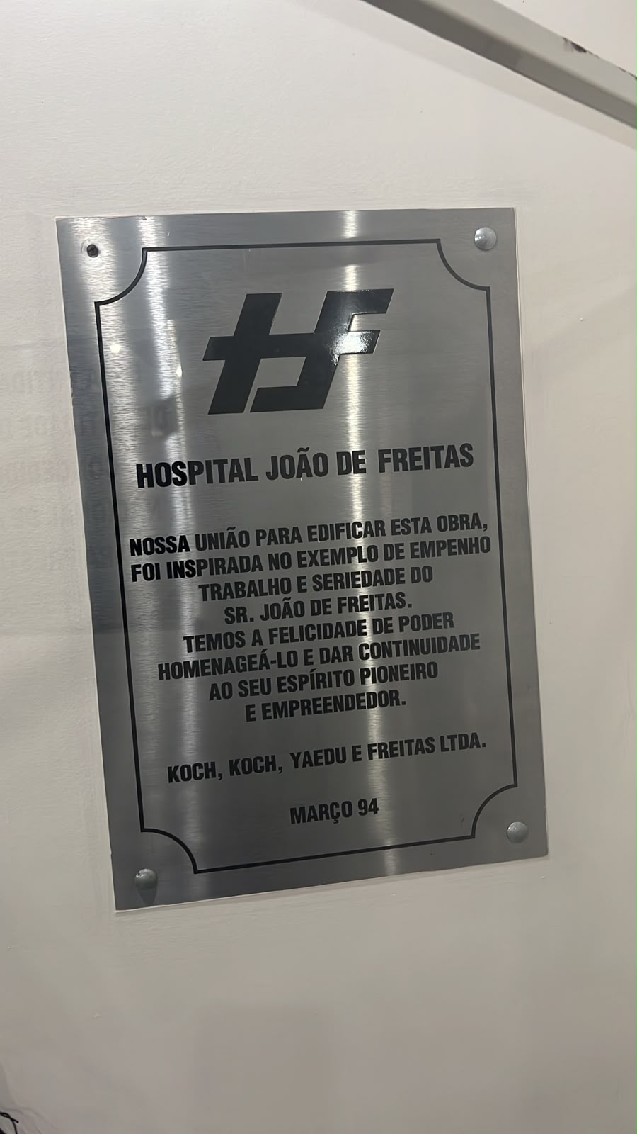 Placa metálica do Hospital João de Freitas, datada de março de 1994, com homenagem ao Sr. João de Freitas e assinatura de Koch, Koch, Yaedu e Freitas Ltda.